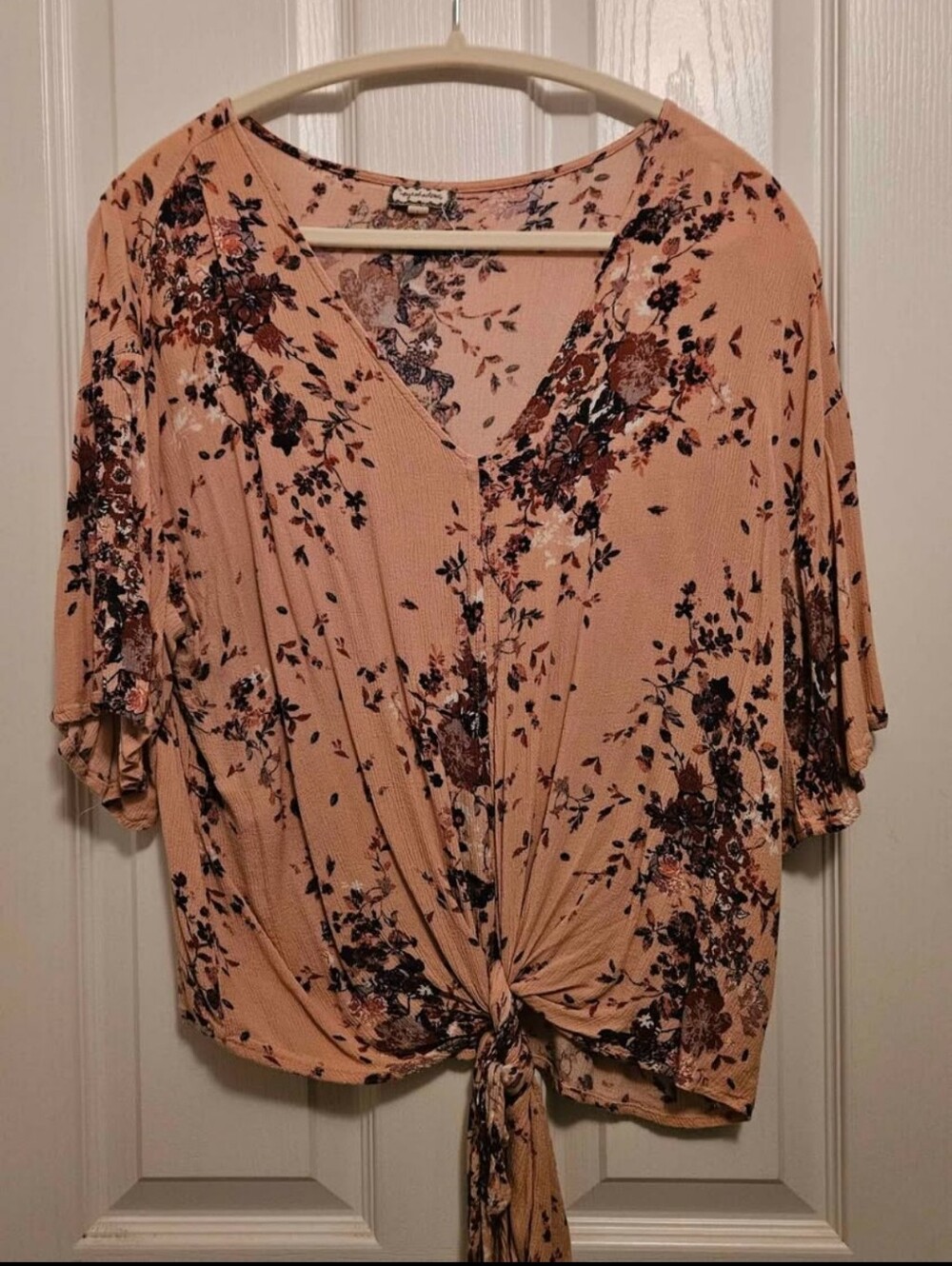 🎉 6 Items/$15 🎉 Eyeshadow Peach Floral Tie-Front V-Neck Blouse